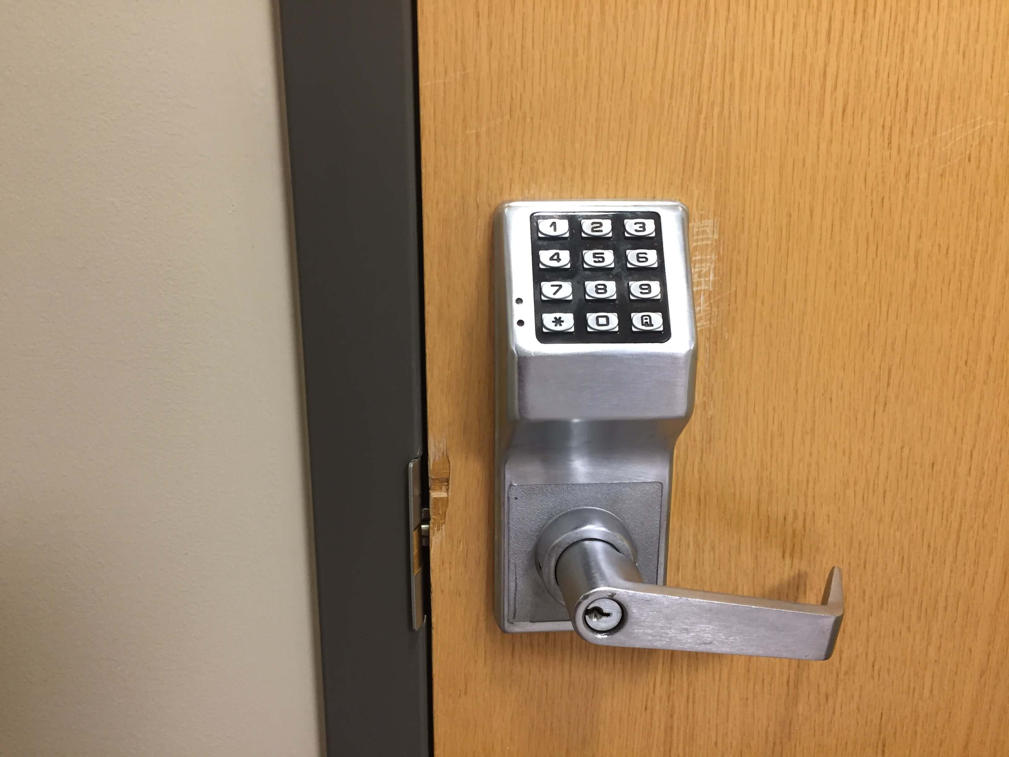 Poignée De Serrure De Porte Avec Clé électronique. Porte à Bouton Moderne  De La Chambre. Ouverture Ou Fermeture De La Serrure De Porte Numérique