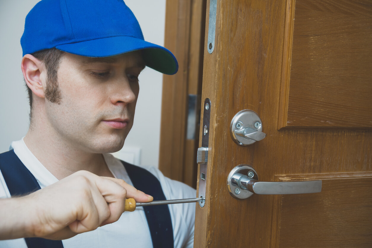 Comment lubrifer et dégripper une serrure de porte ?