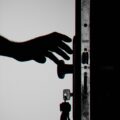 cache serrure porte