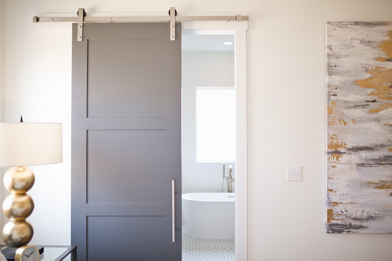 Serrure De Porte Dans Une Salle De Bain Publique. Photo stock - Image du  intérieur, sortie: 239750208